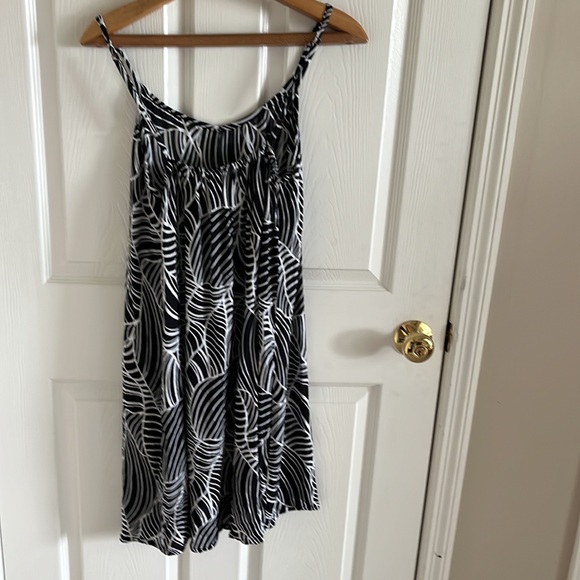 Black & White Patterned Flowy Thin Strap Swing Dress Size Medium - Picture 6 of 6